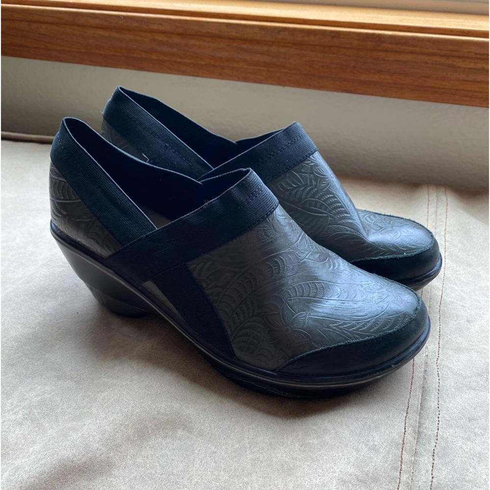 Jambu sport wedge design women’s size 9 black clog.